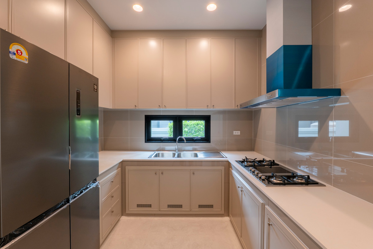 For RentHousePattanakan, Srinakarin : Narinsiri Krungthep Kreetha Private Luxury Detached House, Ready to Move In Please call: 062-496-6454