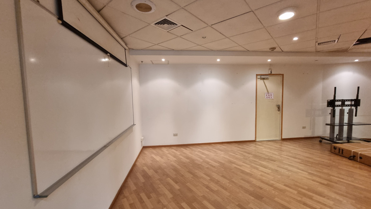 ให้เช่าสำนักงานนานา : Bts นานา ให้เช่าออฟฟิศตกแต่งเรียบร้อย 296 ตร.ม. พร้อมเฟอร์นิเจอร์ ย้ายเข้ามาทำงานได้เลย