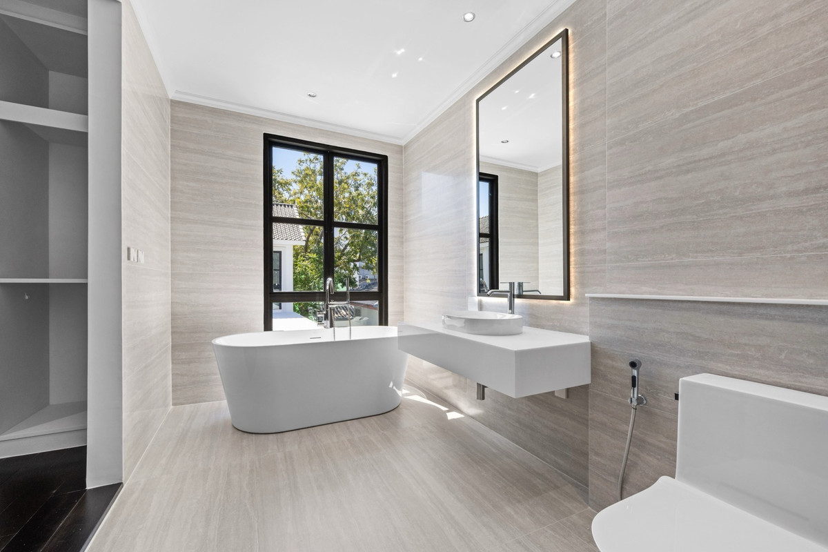 ขายบ้านโชคชัย4 ลาดพร้าว71 : ✨ บ้านเดี่ยวหรู พร้อมสระว่ายน้ำส่วนตัว | ทำเลนาคนิวาส 41 ใกล้ Central EastVilleบ้านรีโนเวทใหม่ทั้งหลัง