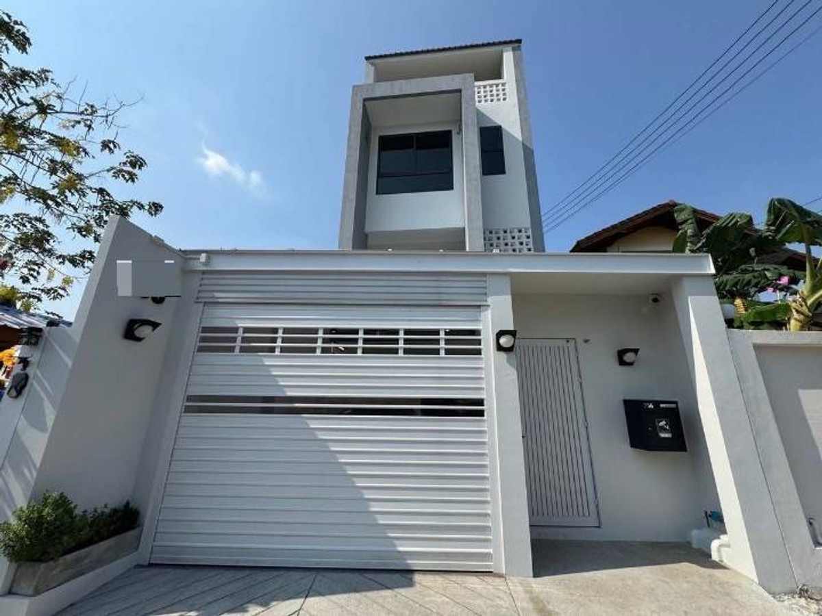 For RentHouseLadprao, Central Ladprao : 4-story detached house for rent, beautifully decorated, good location near MRT Chok Chai Si. Lat Phrao Road 58 Air conditioning, complete furniture There are 3 bedrooms, 3 bathrooms, 1 multi-purpose room. Monthly rental price 55,000 baht