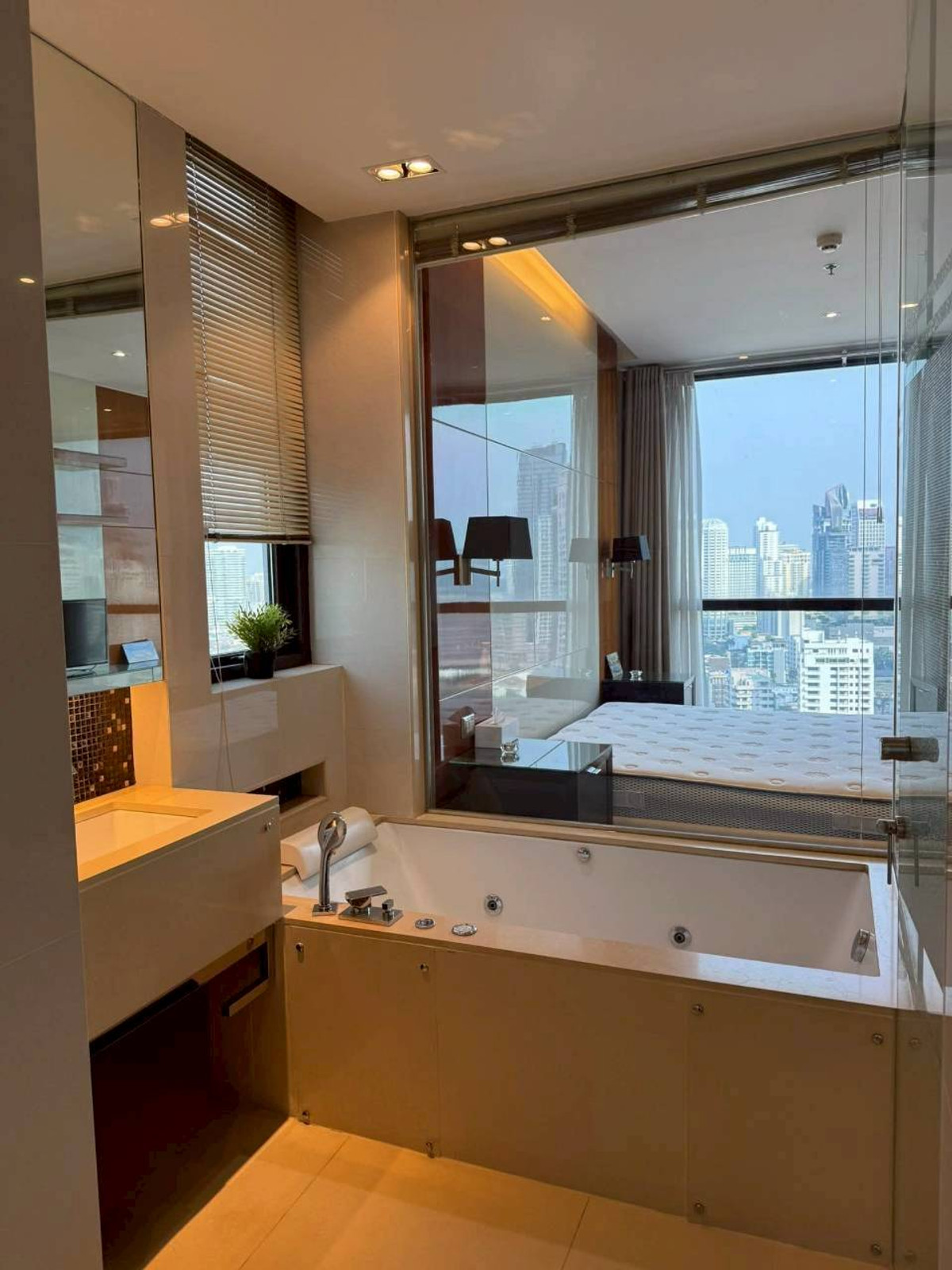 ให้เช่าคอนโดสุขุมวิท อโศก ทองหล่อ : ✅ ADDRS111 ✅ Line : @p2nproperty