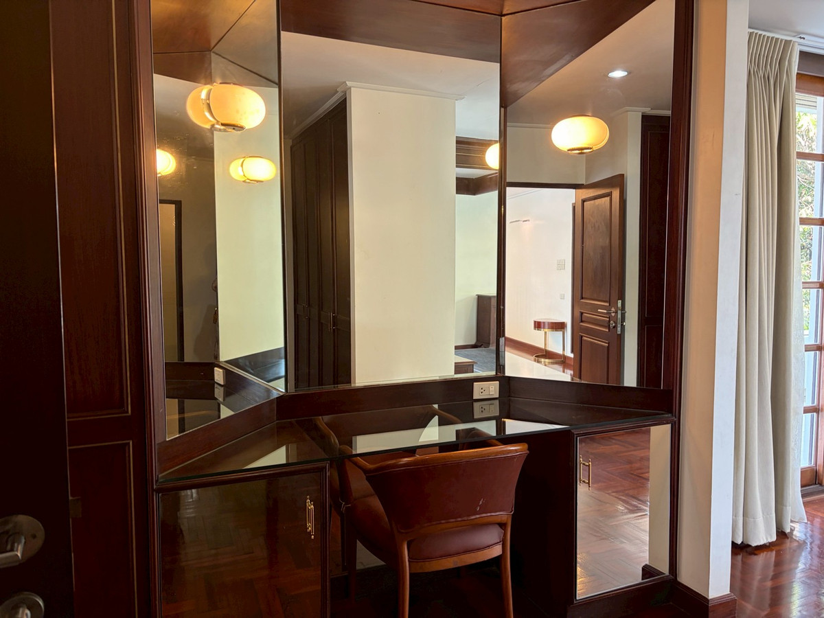 For RentHouseSukhumvit, Asoke, Thonglor : Large house for rent, level, corner house, shady atmosphere. Near Ekkamai, only 5 minutes, Soi Pridi Banomyong.