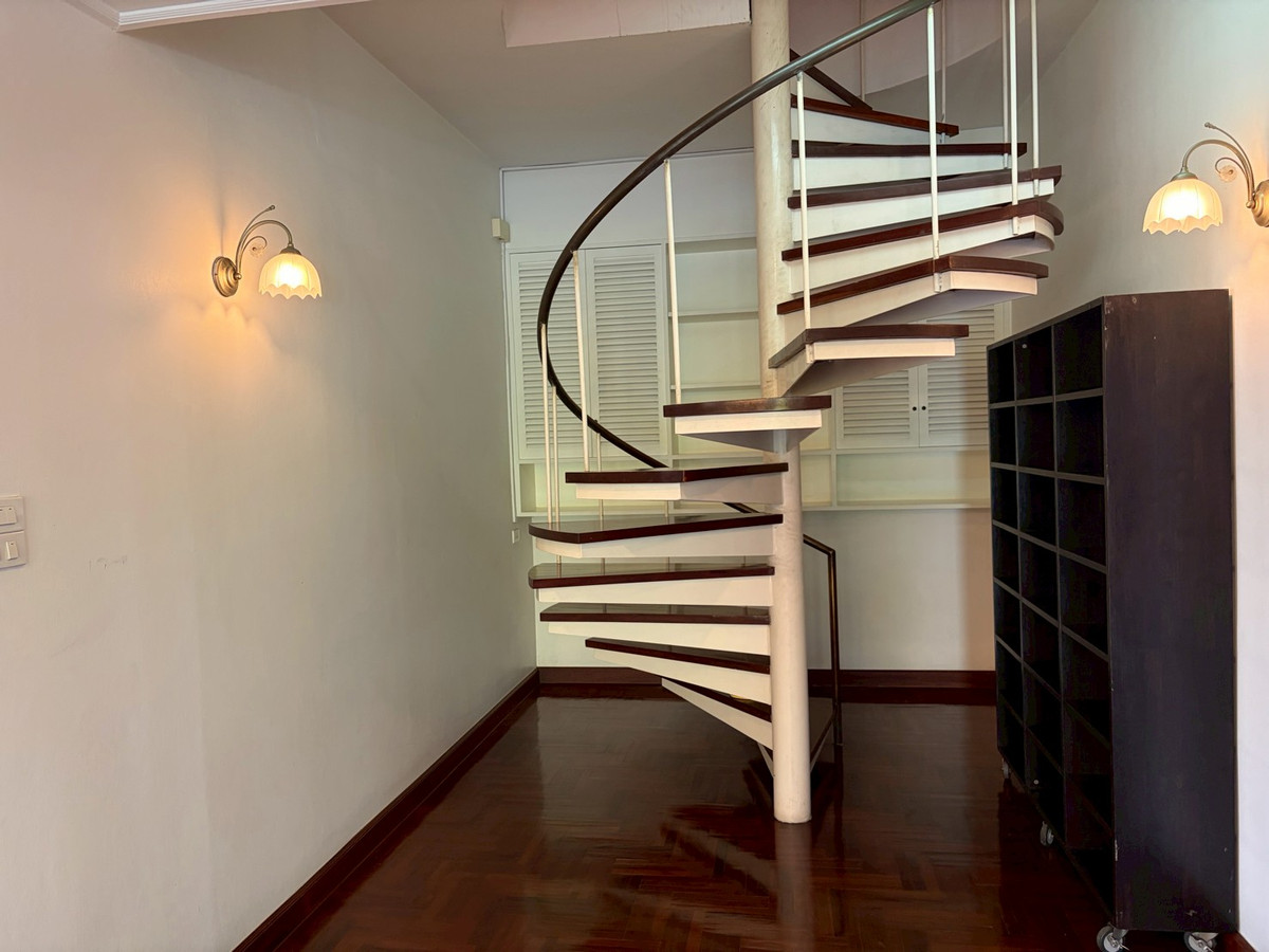 For RentHouseSukhumvit, Asoke, Thonglor : Large house for rent, level, corner house, shady atmosphere. Near Ekkamai, only 5 minutes, Soi Pridi Banomyong.