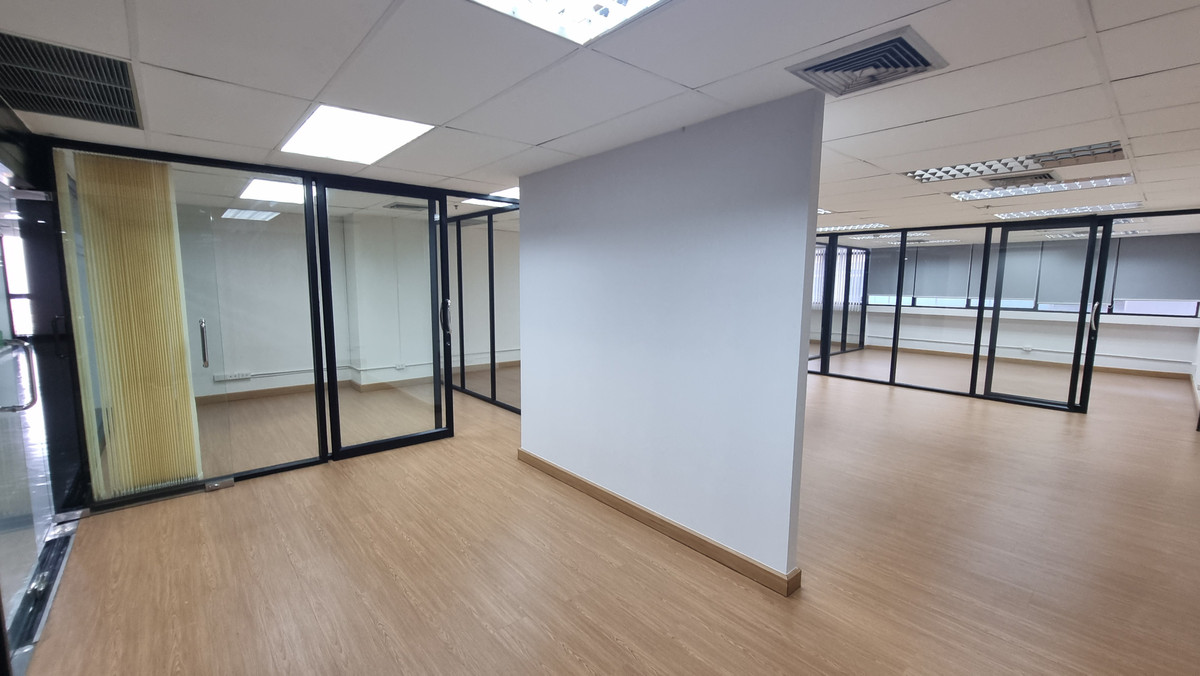 ให้เช่าสำนักงานราชเทวี พญาไท : BTS พญาไท ให้เช่าออฟฟิศ กั้นห้องพร้อมใช้ ขนาดพื้นที่ 136 ตร.ม. 450 บาท/ตรม.