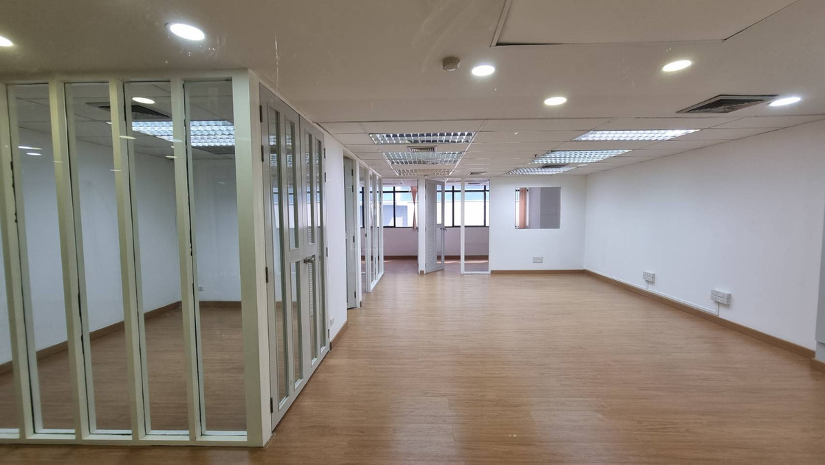 ให้เช่าสำนักงานราชเทวี พญาไท : BTS พญาไท ให้เช่าออฟฟิศ กั้นห้องพร้อมใช้ ขนาดพื้นที่ 136 ตร.ม. 450 บาท/ตรม.