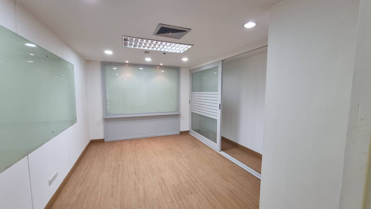 ให้เช่าสำนักงานราชเทวี พญาไท : BTS พญาไท ให้เช่าออฟฟิศ กั้นห้องพร้อมใช้ ขนาดพื้นที่ 136 ตร.ม. 450 บาท/ตรม.