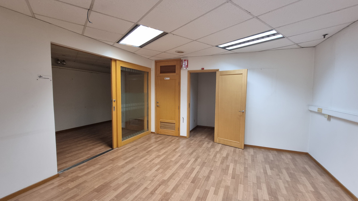 ให้เช่าสำนักงานนานา : Bts นานา ให้เช่าออฟฟิศตกแต่งเรียบร้อย 296 ตร.ม. พร้อมเฟอร์นิเจอร์ ย้ายเข้ามาทำงานได้เลย