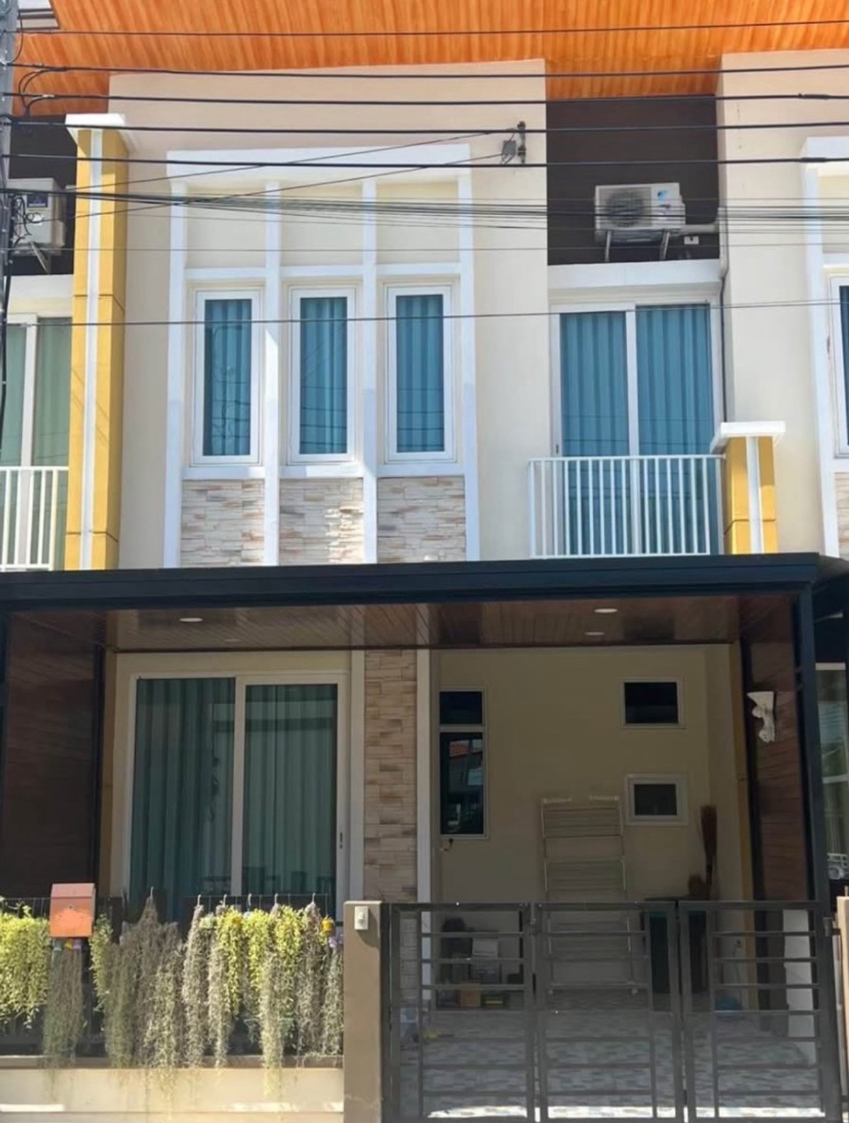 For RentTownhomeLadkrabang, Suwannaphum Airport : Townhome for rent, Golden Town Chaloem Phrakiat-Suan Luang, near Ramkhamhaeng University 2 and mega bangna.