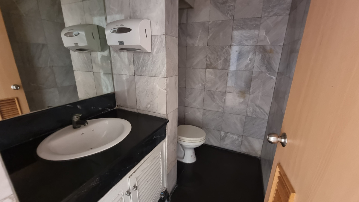 ให้เช่าสำนักงานนานา : Bts นานา ให้เช่าออฟฟิศตกแต่งเรียบร้อย 296 ตร.ม. พร้อมเฟอร์นิเจอร์ ย้ายเข้ามาทำงานได้เลย