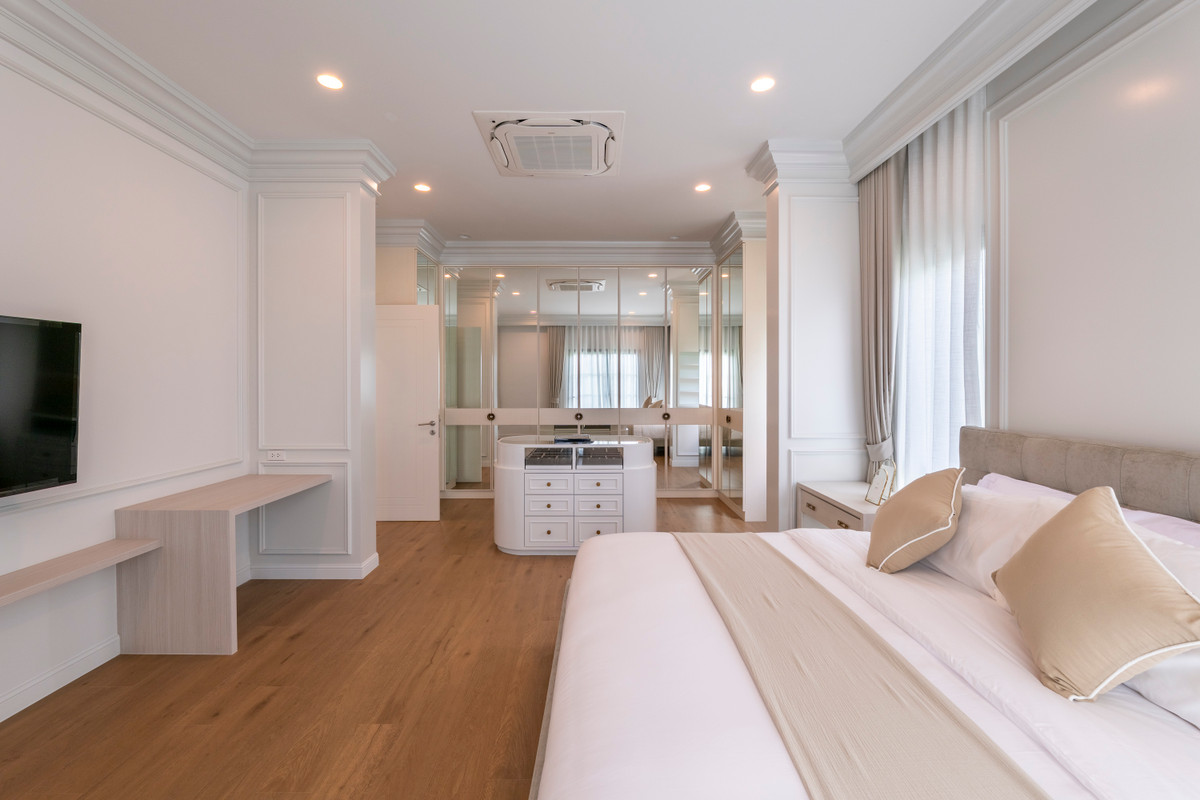 For RentHousePattanakan, Srinakarin : Narinsiri Krungthep Kreetha Private Luxury Detached House, Ready to Move In Please call: 062-496-6454