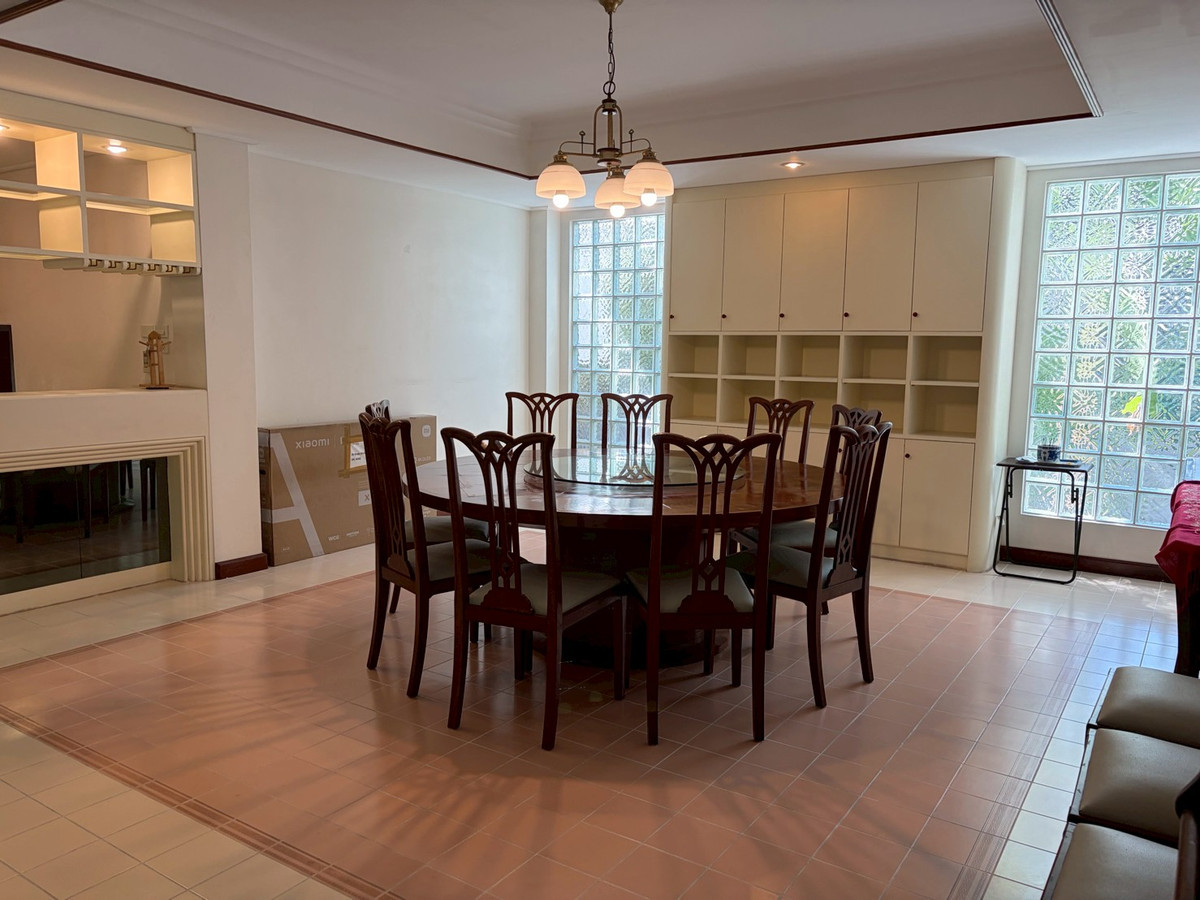 For RentHouseSukhumvit, Asoke, Thonglor : Large house for rent, level, corner house, shady atmosphere. Near Ekkamai, only 5 minutes, Soi Pridi Banomyong.