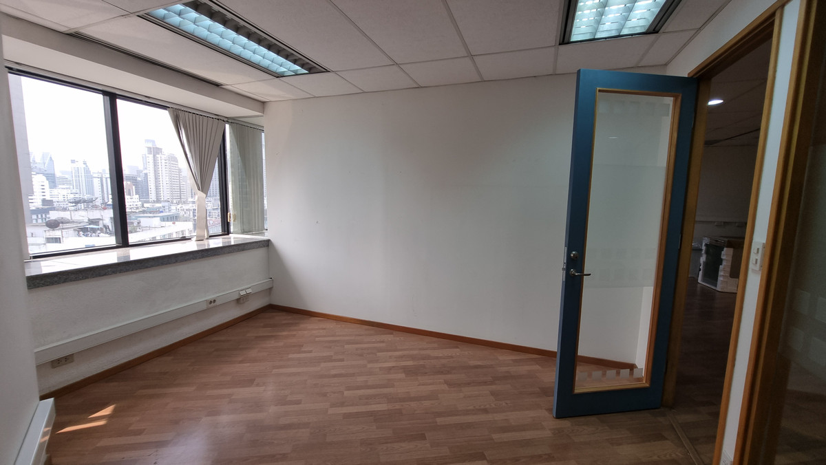 ให้เช่าสำนักงานนานา : Bts นานา ให้เช่าออฟฟิศตกแต่งเรียบร้อย 296 ตร.ม. พร้อมเฟอร์นิเจอร์ ย้ายเข้ามาทำงานได้เลย