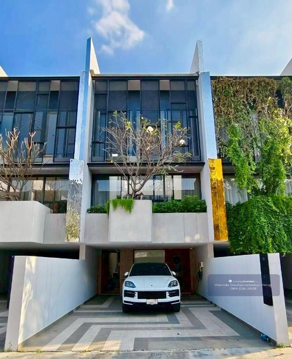 For SaleTownhomePattanakan, Srinakarin : Townhome for sale, Phuri Puri Courtyard Project, Phatthanakan 32, usable area 350 sq m., largest house style | 3 bedrooms, 4 bathrooms + 2 multi-purpose units, selling price 26.5 million baht.