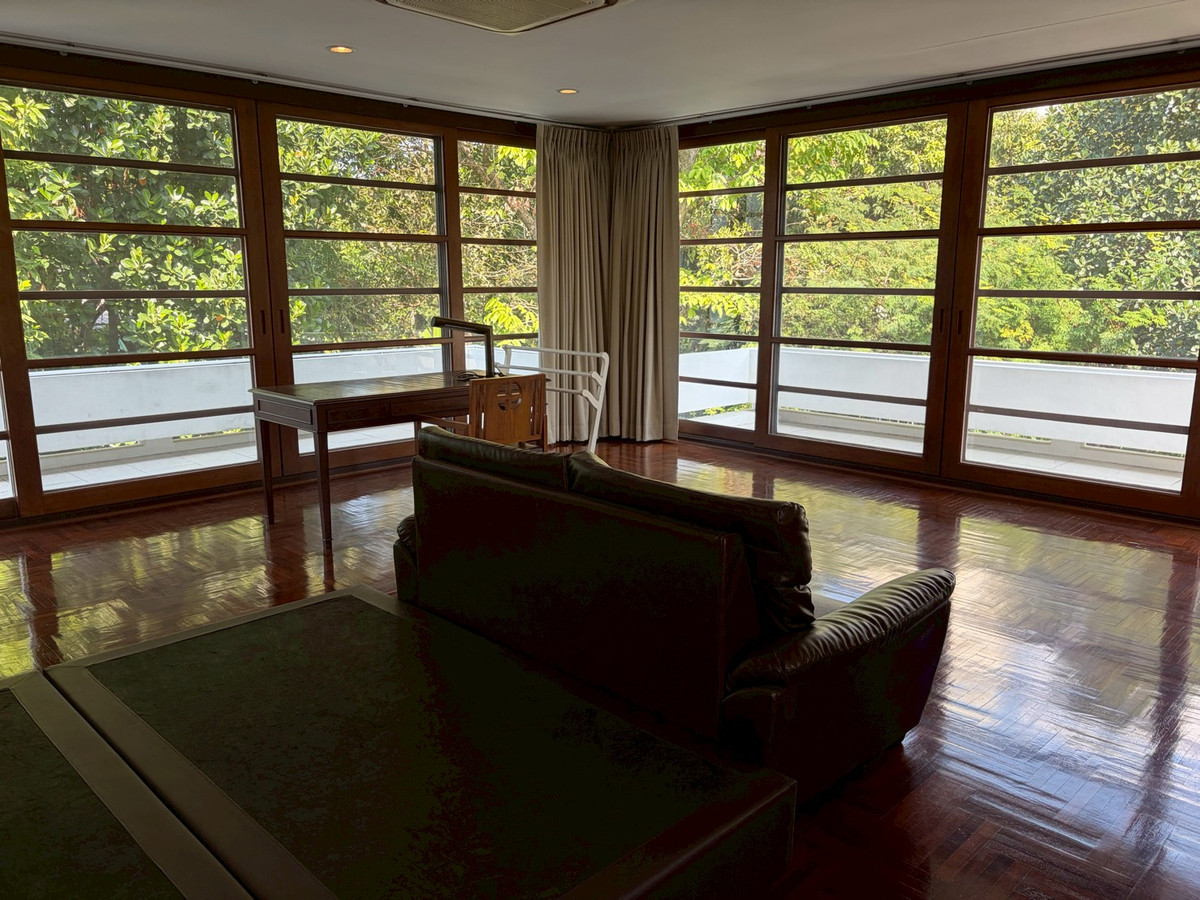 For RentHouseSukhumvit, Asoke, Thonglor : Large house for rent, level, corner house, shady atmosphere. Near Ekkamai, only 5 minutes, Soi Pridi Banomyong.