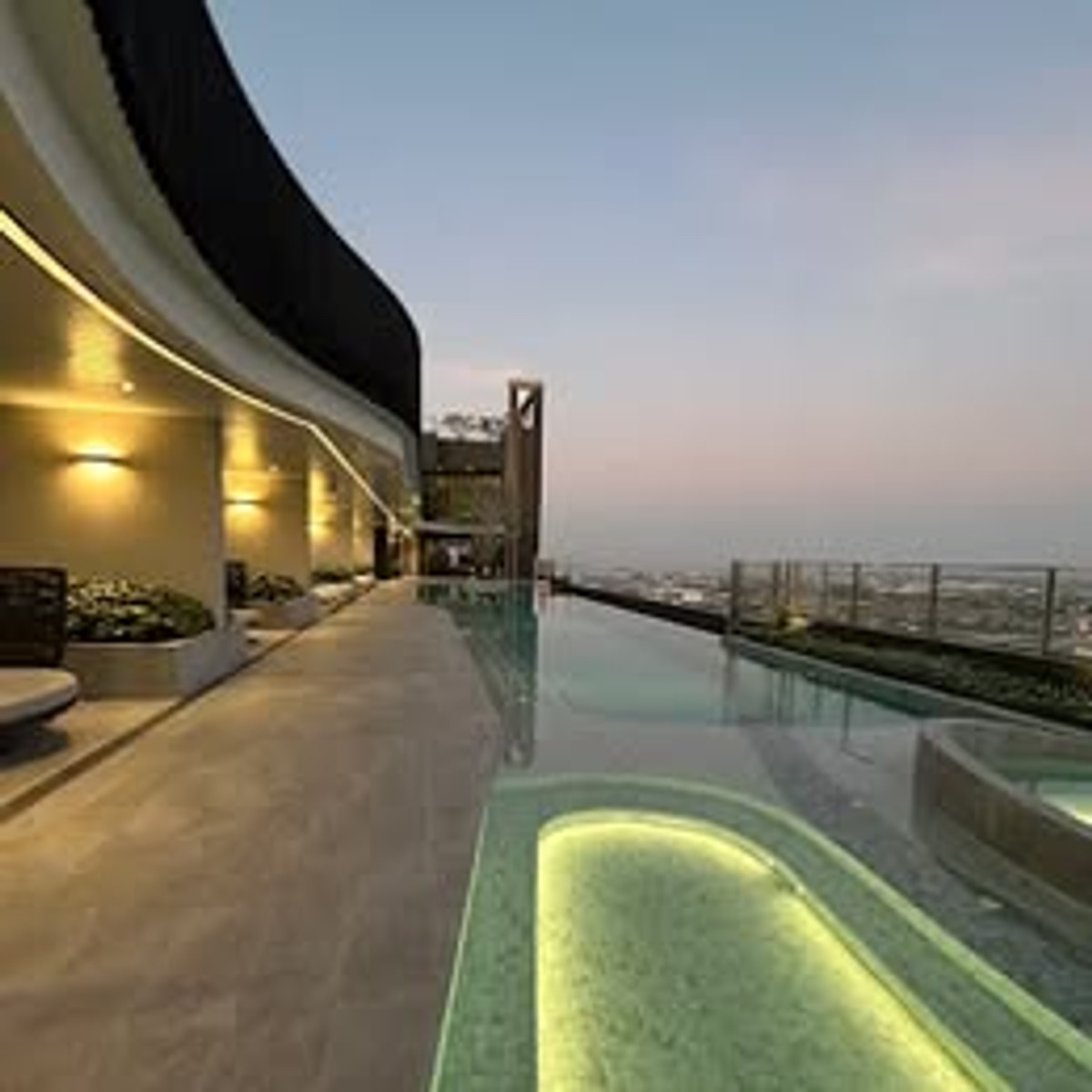 ให้เช่าคอนโดบางนา แบริ่ง ลาซาล : 🏢 Nue Mega plus Bangna next to “MEGA Bangna” 10m.  **Brand New Unit**