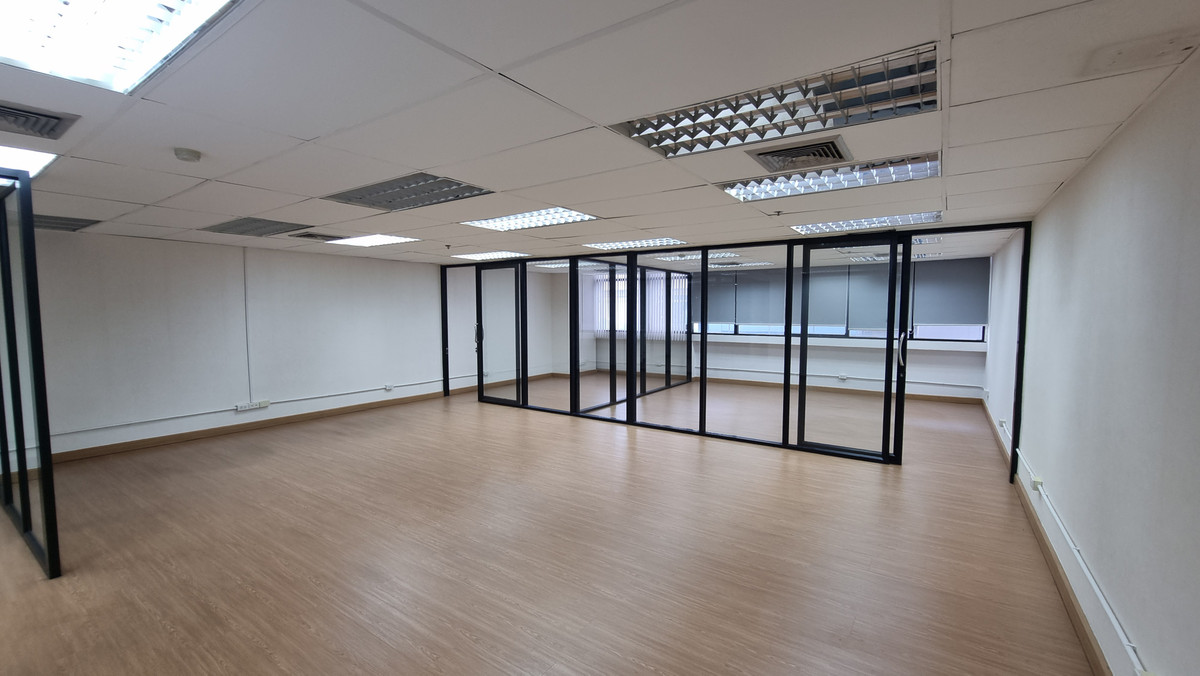 For RentOfficeRatchathewi,Phayathai : Office for Rent – BTS Phaya Thai Partitioned office, ready to use : 136 sq.m. 450 THB/sq.m.