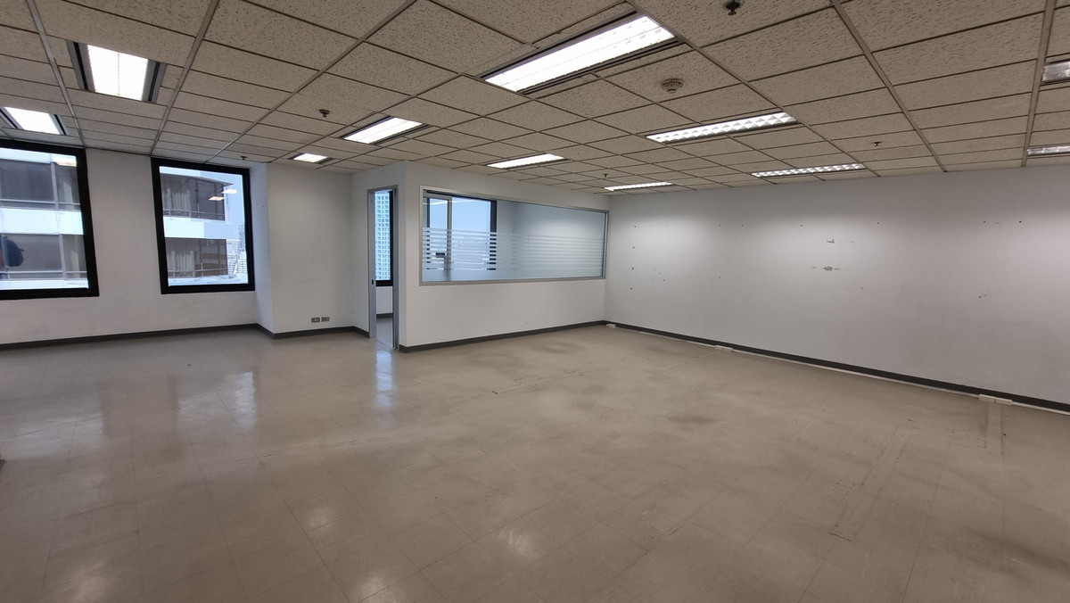 ให้เช่าสำนักงานนานา : Bts นานา ให้เช่าออฟฟิศตกแต่งเรียบร้อย 261 ตร.ม. พร้อมเฟอร์นิเจอร์ ย้ายเข้ามาทำงานได้เลย