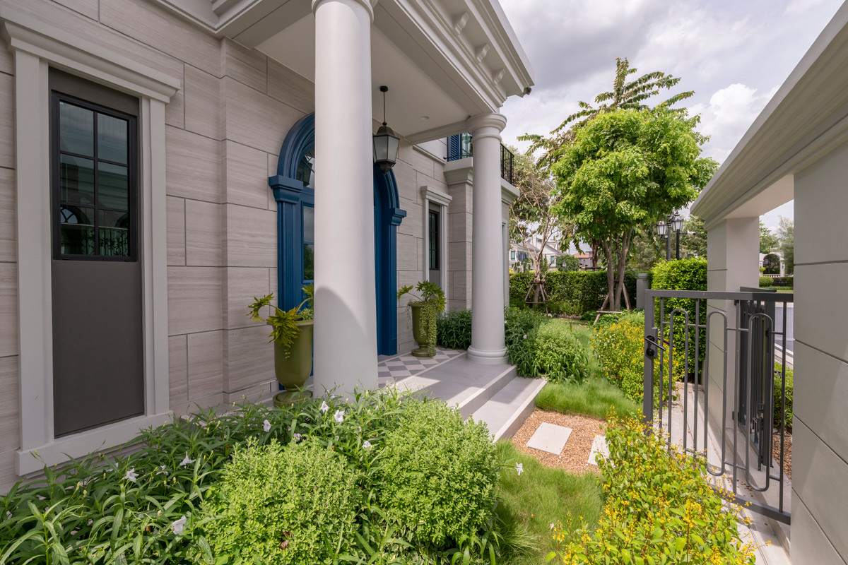 For RentHousePattanakan, Srinakarin : Narinsiri Krungthep Kreetha Private Luxury Detached House, Ready to Move In Please call: 062-496-6454