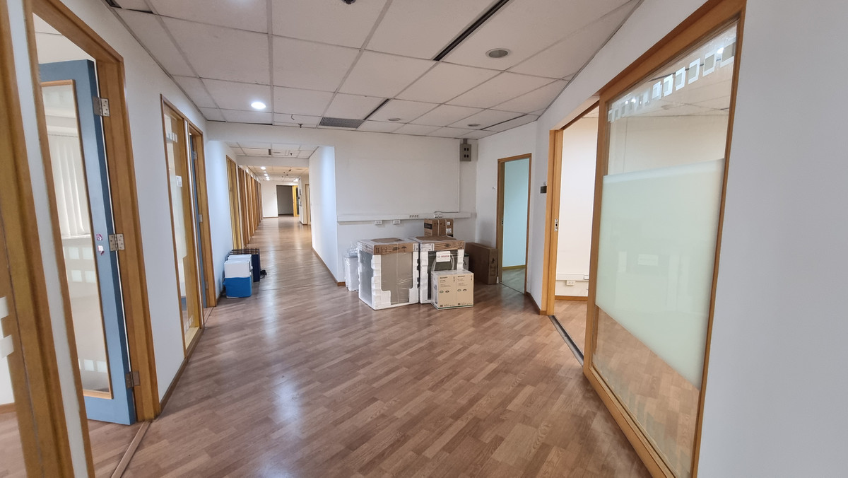 For RentOfficeNana, North Nana,Sukhumvit13, Soi Nana : Office for Rent – BTS Nana Fully furnished office, 296 sq.m., ready to move in and start working immediately.
