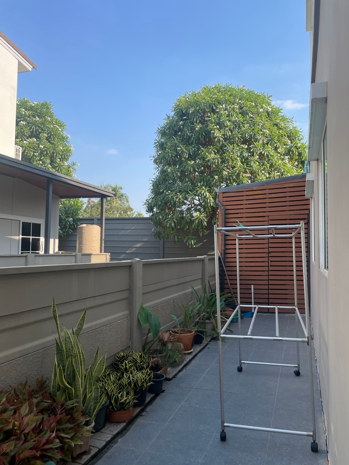 ให้เช่าทาวน์โฮมพระราม 5 ราชพฤกษ์ บางกรวย : ให้เช่า ทาวน์โฮม 2 ชั้น หมู่บ้าน คาซ่า วอเตอร์ไซด์ ราชพฤกษ์ - พระราม 5 หลังมุม หน้าบ้านไม่ชนใคร (มีสวนเกาะกลาง)