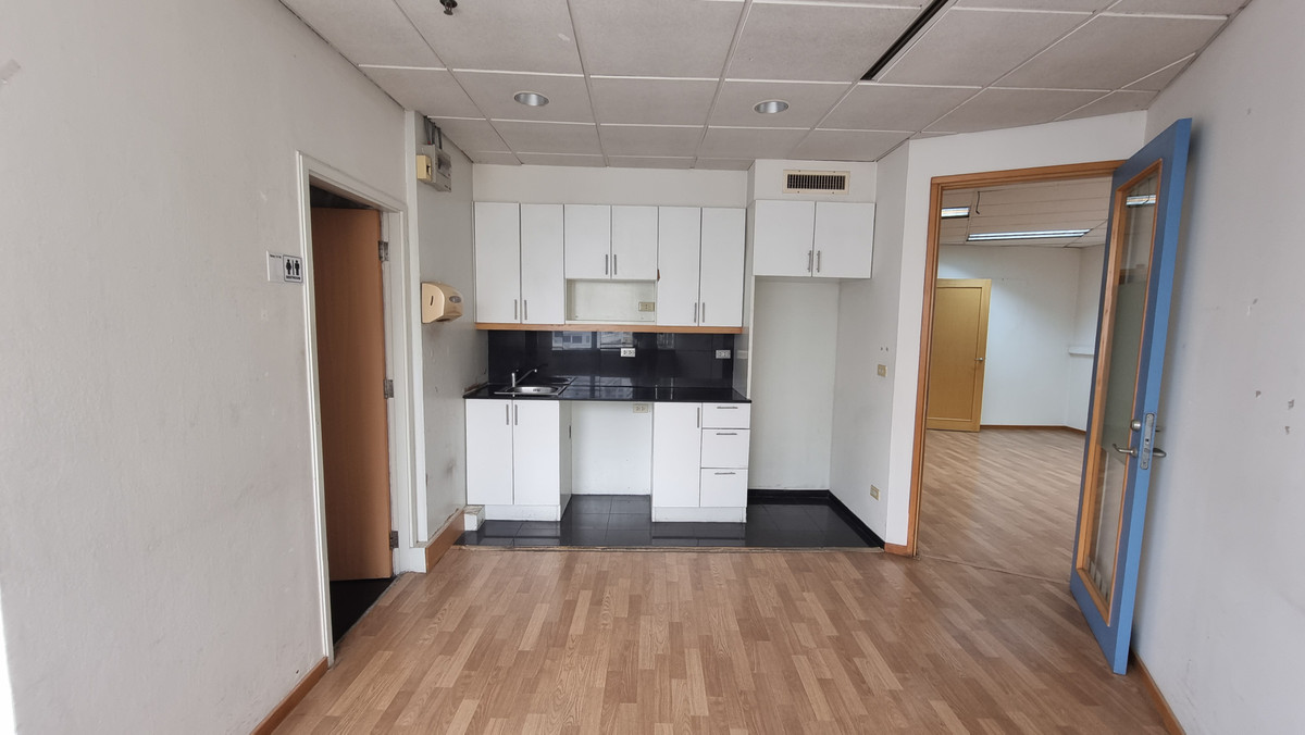 ให้เช่าสำนักงานนานา : Bts นานา ให้เช่าออฟฟิศตกแต่งเรียบร้อย 296 ตร.ม. พร้อมเฟอร์นิเจอร์ ย้ายเข้ามาทำงานได้เลย