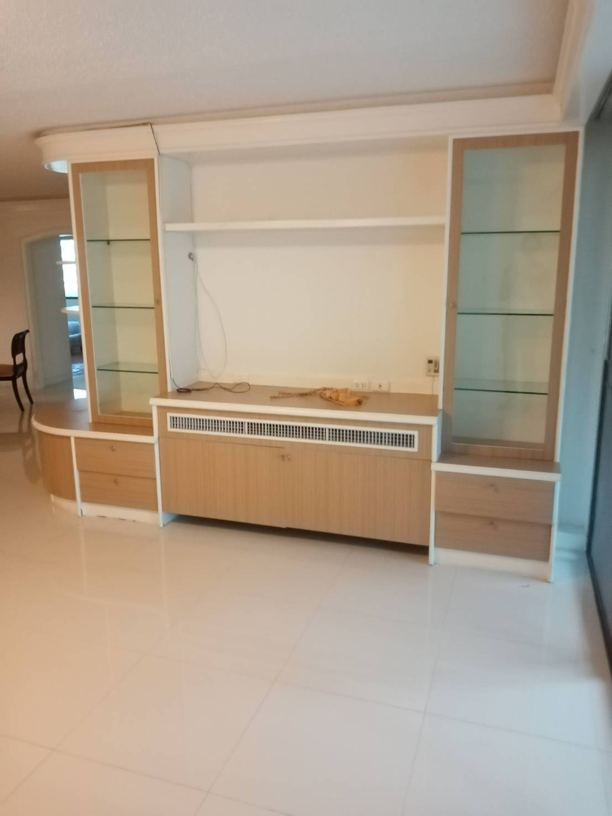 For RentCondoWitthayu, Chidlom, Langsuan, Ploenchit : Ambassador Court 200 sq.m. Please add LINE ID @806qphgn o8415o5483