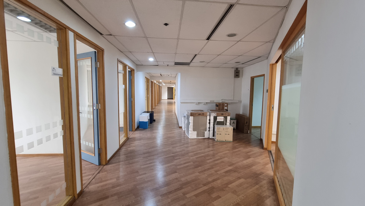 ให้เช่าสำนักงานนานา : Bts นานา ให้เช่าออฟฟิศตกแต่งเรียบร้อย 296 ตร.ม. พร้อมเฟอร์นิเจอร์ ย้ายเข้ามาทำงานได้เลย