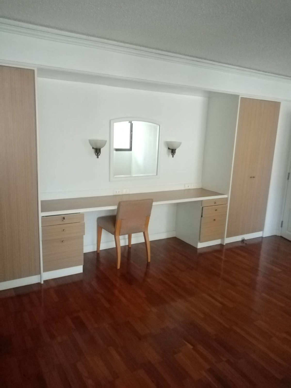 For RentCondoWitthayu, Chidlom, Langsuan, Ploenchit : Ambassador Court 200 sq.m. Please add LINE ID @806qphgn o8415o5483