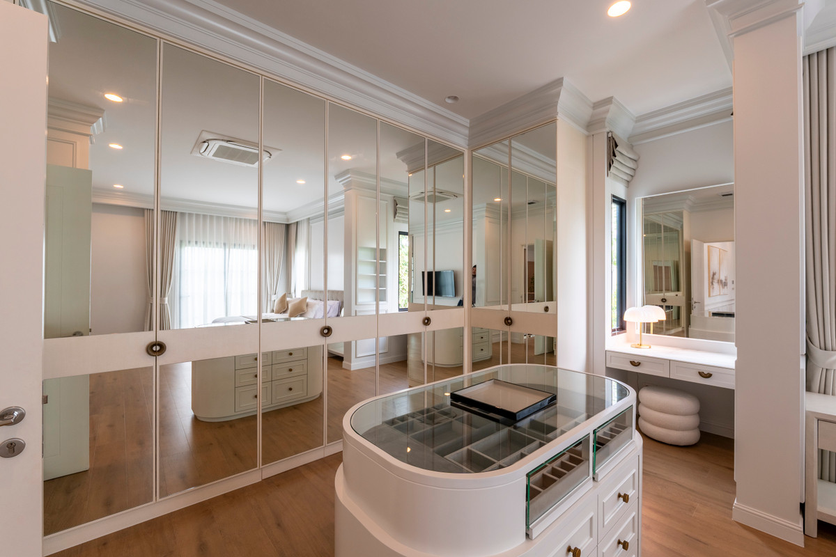 For RentHousePattanakan, Srinakarin : Narinsiri Krungthep Kreetha Private Luxury Detached House, Ready to Move In Please call: 062-496-6454