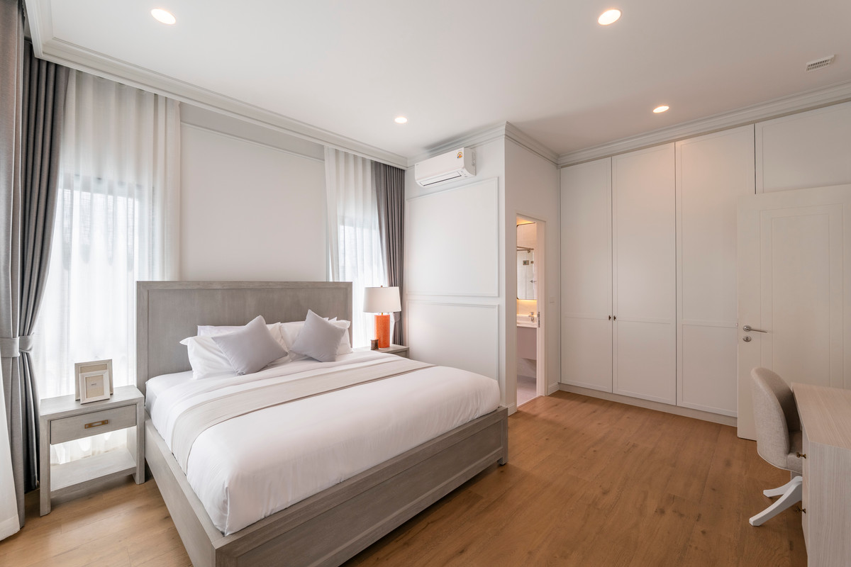 For RentHousePattanakan, Srinakarin : Narinsiri Krungthep Kreetha Private Luxury Detached House, Ready to Move In Please call: 062-496-6454