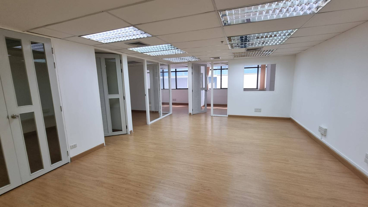 For RentOfficeRatchathewi,Phayathai : Office for Rent – BTS Phaya Thai Partitioned office, ready to use Area: 136 sq.m. Rental rate: 450 THB/sq.m.