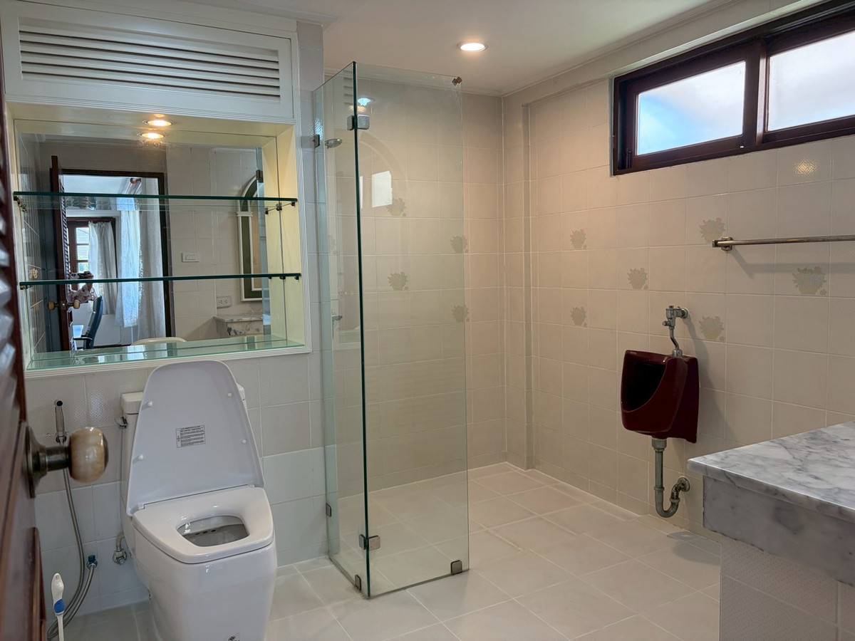 For RentHouseSukhumvit, Asoke, Thonglor : Large house for rent, level, corner house, shady atmosphere. Near Ekkamai, only 5 minutes, Soi Pridi Banomyong.