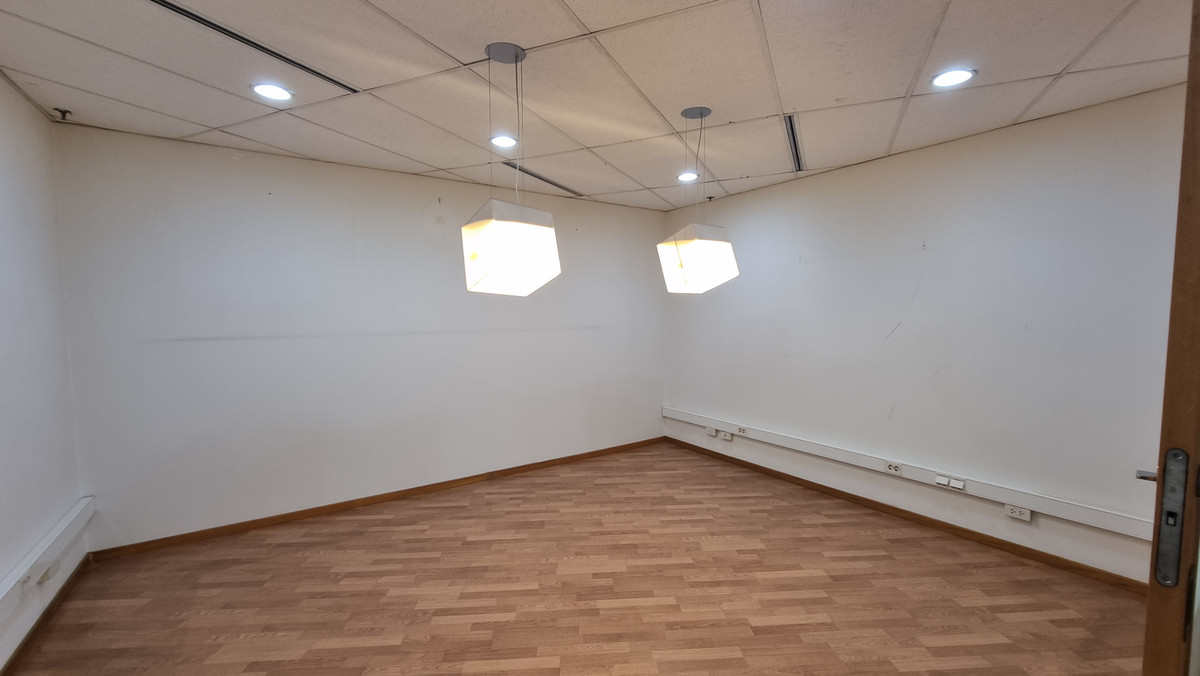 ให้เช่าสำนักงานนานา : Bts นานา ให้เช่าออฟฟิศตกแต่งเรียบร้อย 296 ตร.ม. พร้อมเฟอร์นิเจอร์ ย้ายเข้ามาทำงานได้เลย