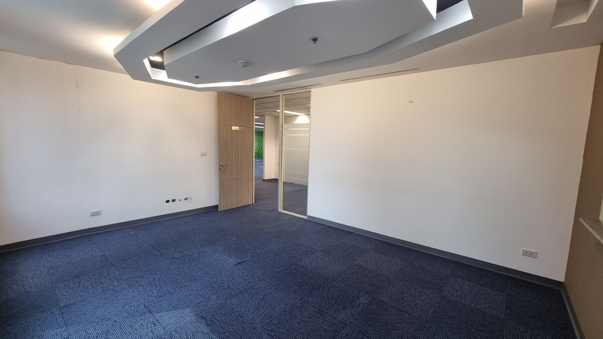 ให้เช่าสำนักงานนานา : ให้เช่าออฟฟิศ – นานา ใกล้รถไฟฟ้า 248 ตรม. ตกแต่งกั้นห้อง พร้อมใช้