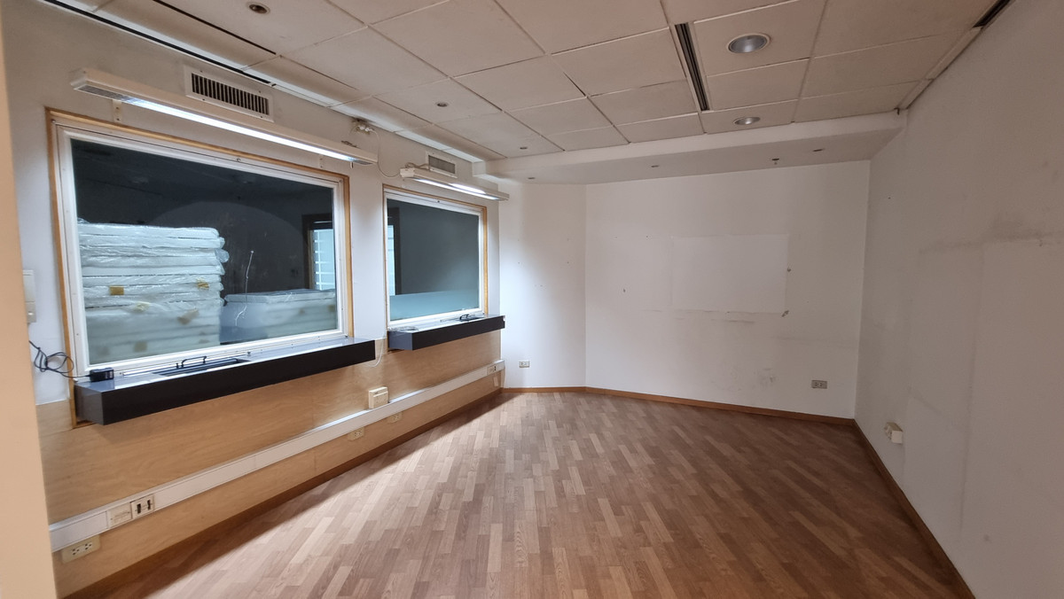 ให้เช่าสำนักงานนานา : Bts นานา ให้เช่าออฟฟิศตกแต่งเรียบร้อย 296 ตร.ม. พร้อมเฟอร์นิเจอร์ ย้ายเข้ามาทำงานได้เลย