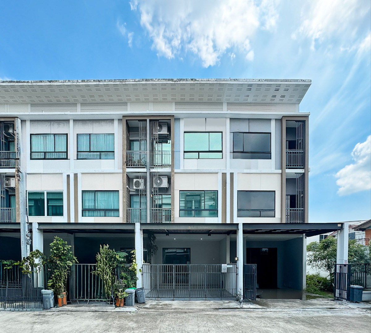 ขายทาวน์โฮมนวมินทร์ รามอินทรา : ขายทาวน์โฮม 3 ชั้น สไตล์ Modern Iconic 4นอน  3น้ำ  เพียง 3.5 ล้าน