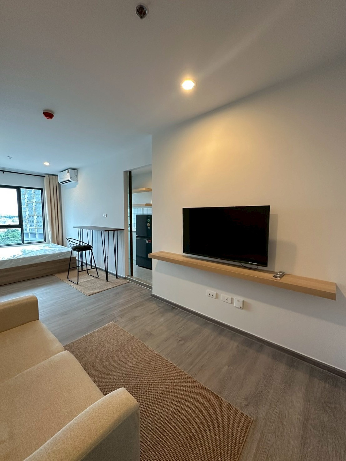 For RentCondoThaphra, Talat Phlu, Wutthakat : New Condo for Rent near Sathorn: Regent Home Wutthakat. Renting directly by owner. Free common fee, fitness, and parking included