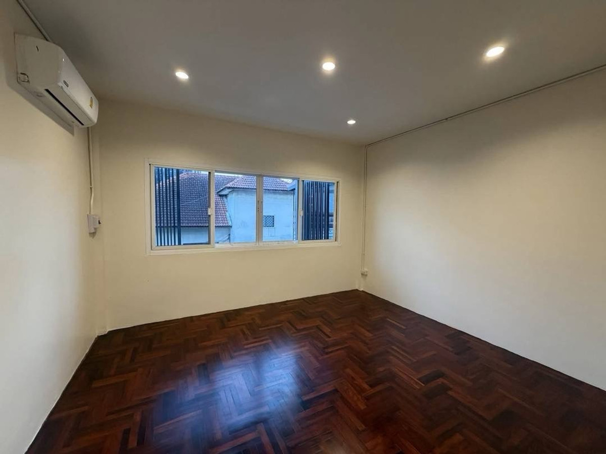 For RentHome OfficeOnnut, Udomsuk : Home office for rent, office 4.5 floors, 400 sq m, near BTS Phra Khanong 100 meters, parking 2+3 cars RARE ITEMS