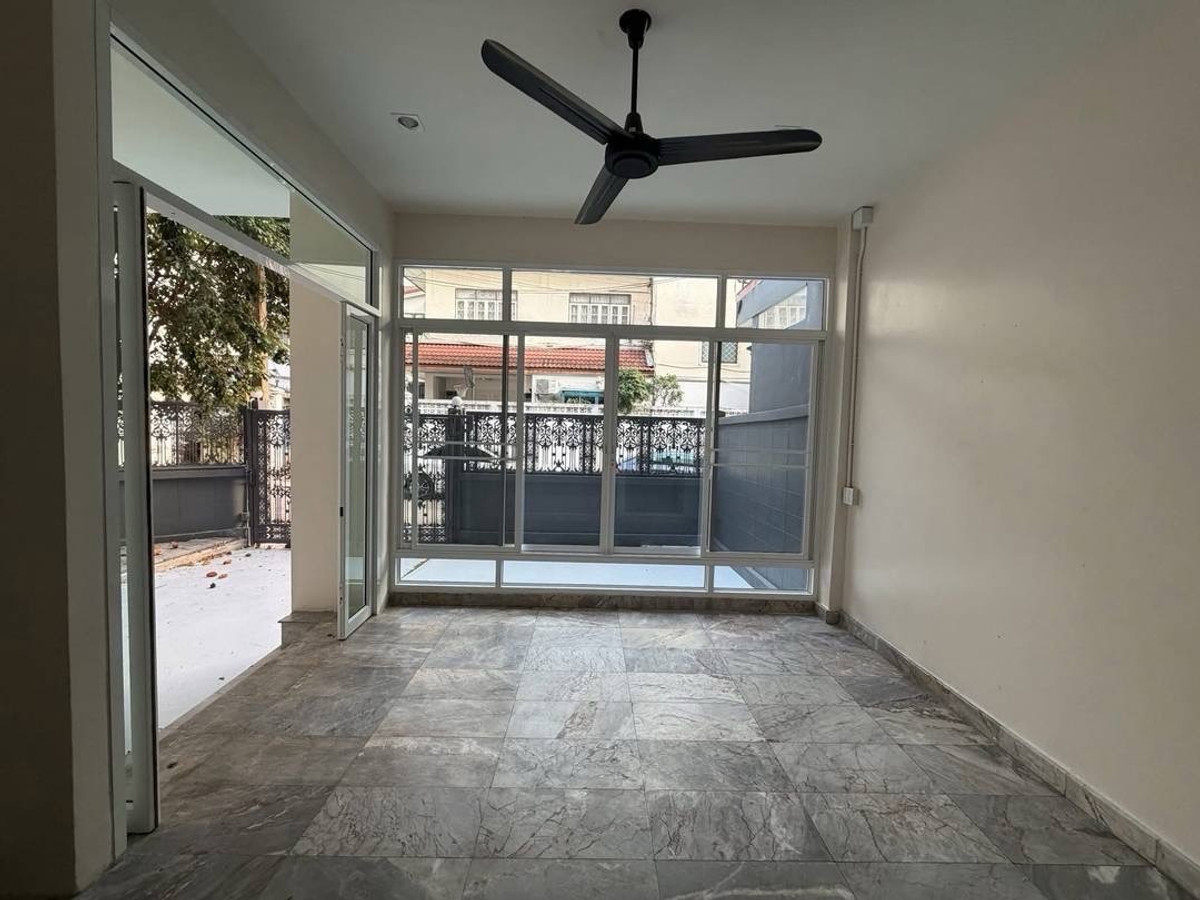 For RentHome OfficeOnnut, Udomsuk : Home office for rent, office 4.5 floors, 400 sq m, near BTS Phra Khanong 100 meters, parking 2+3 cars RARE ITEMS