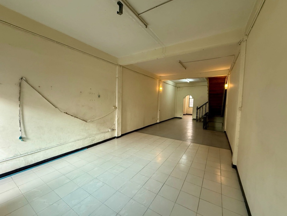 For RentShop HouseSukhumvit, Asoke, Thonglor : Phrom Phong Sukhumvit 22 for rent, 1 commercial building, near Emsphere and Marriott Hotel.