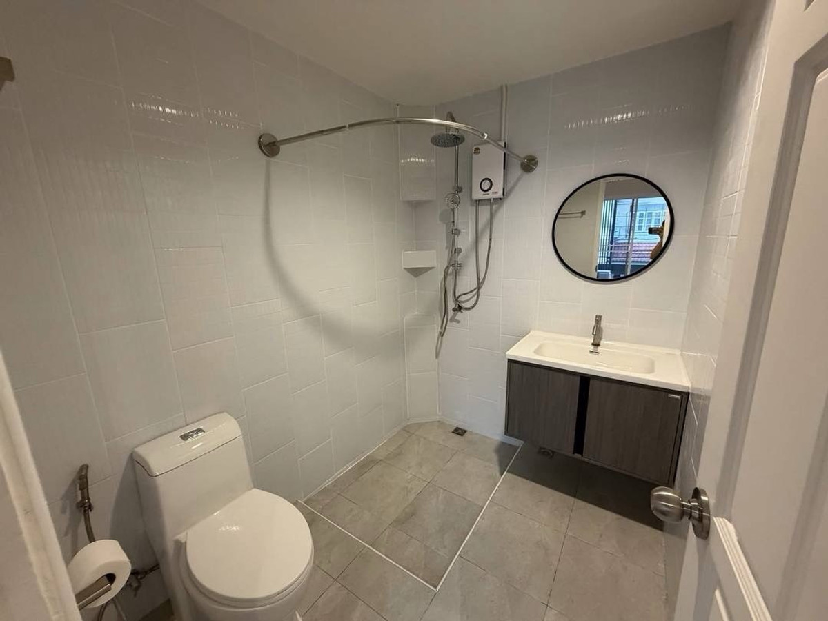 For RentHome OfficeOnnut, Udomsuk : Home office for rent, office 4.5 floors, 400 sq m, near BTS Phra Khanong 100 meters, parking 2+3 cars RARE ITEMS