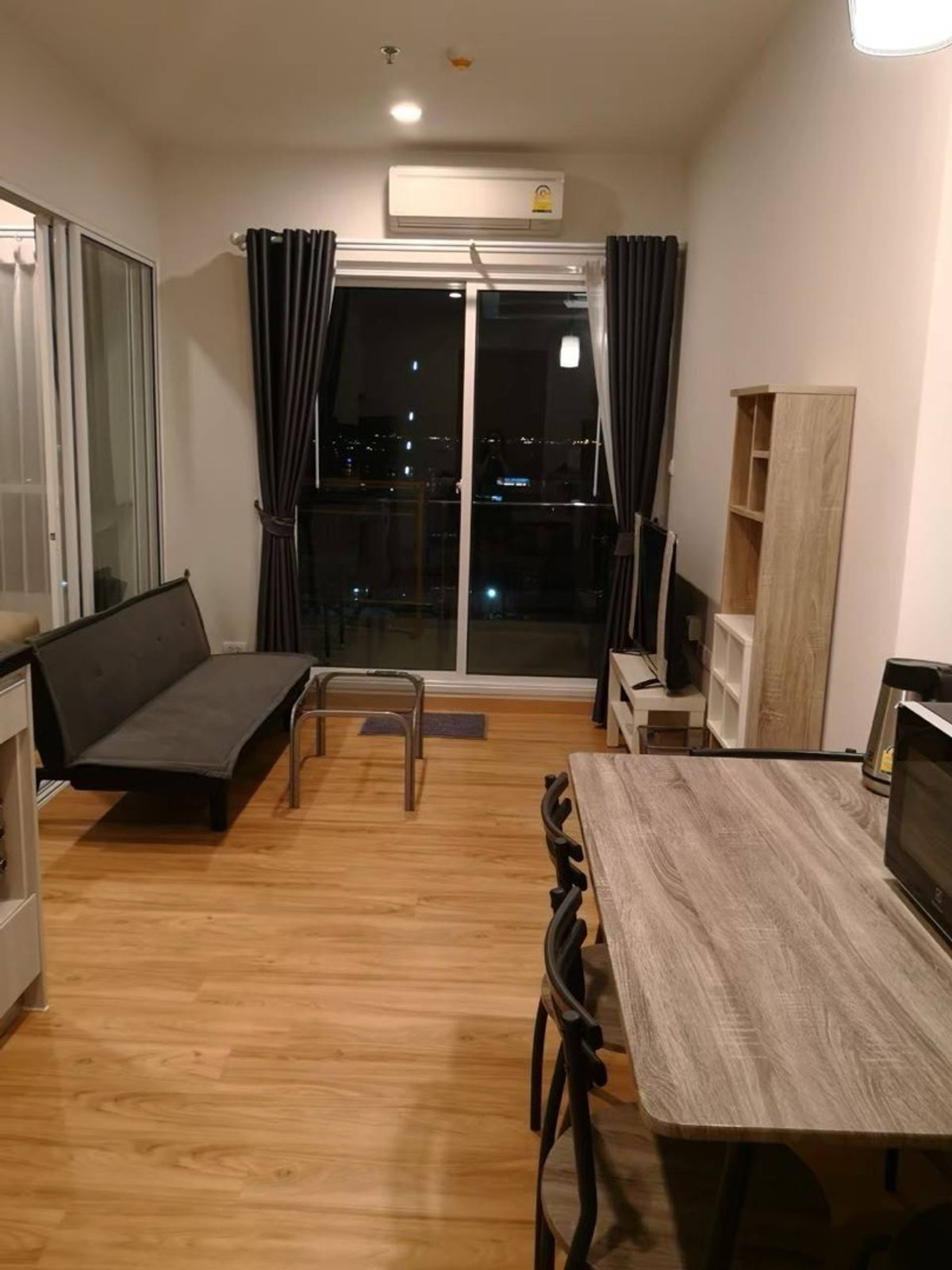 ให้เช่าคอนโด : 🩷ให้เช่า the Zea ศรีราชา คอนโดริมทะเลศรีราชา​ ติดถนนสุขุมวิท
ตกแต่งสไตล์​ญี่ปุ่น​ มีออนเซ็น​ สระว่ายน้ำ
ชั้น​ 13​ วิวทะเล​+ตัวเมืองศรีราชา​ แบบ​ 1 ห้องนอน​ ขนาด​ 36 ตารางเมตร
ปล่อยเช่า​ เดือนละ​ 18,000 บาทค่ะ​ 
ติดต่อ​ line @900cqqhk tel 0859114585. 