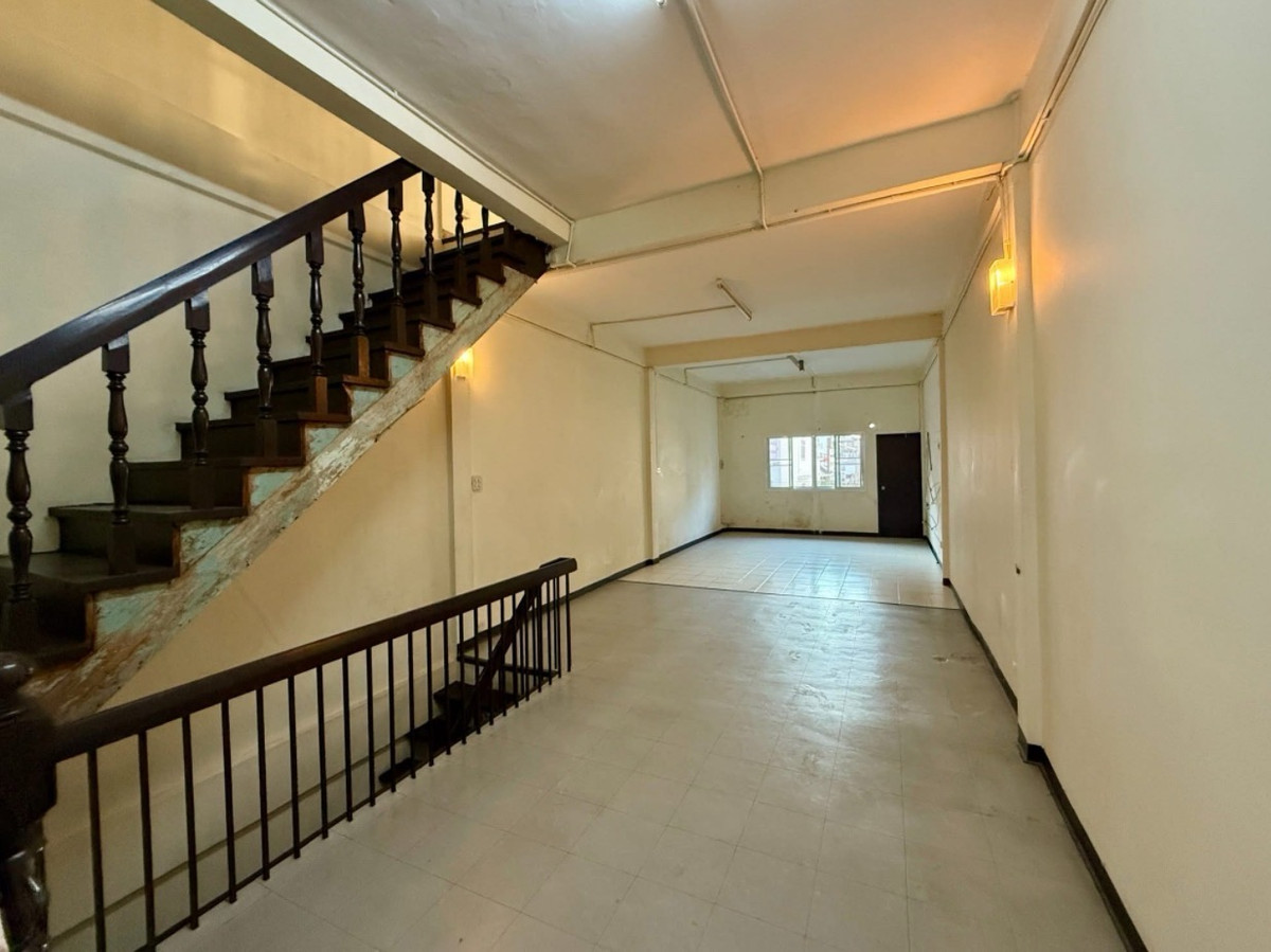 For RentShop HouseSukhumvit, Asoke, Thonglor : Phrom Phong Sukhumvit 22 for rent, 1 commercial building, near Emsphere and Marriott Hotel.