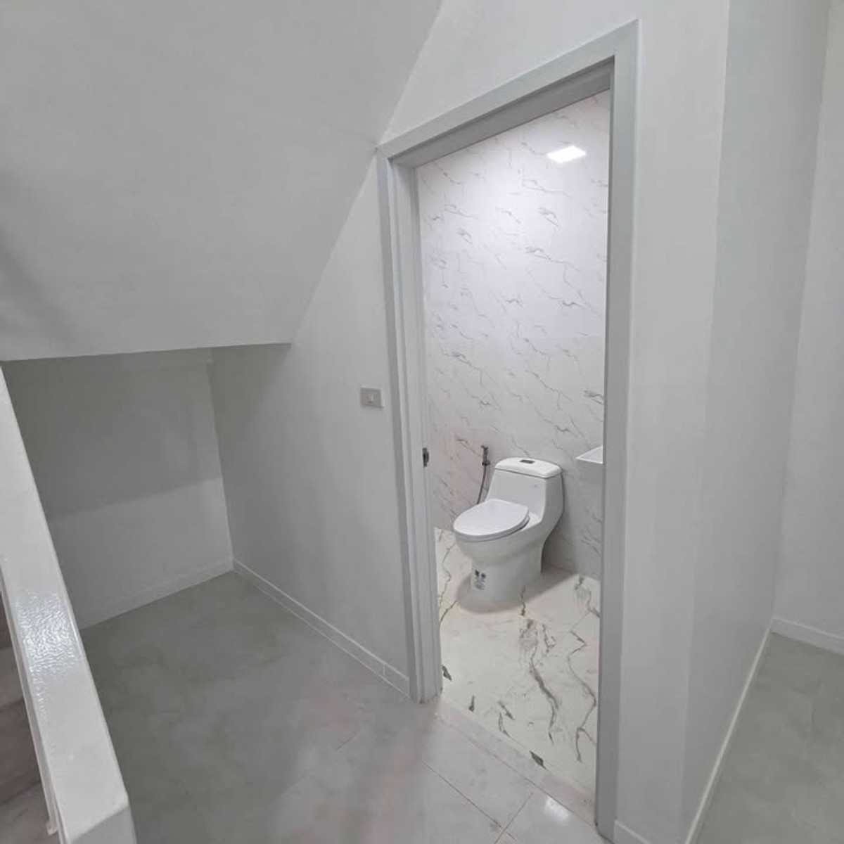 ขายโกดังปทุมธานี รังสิต ธรรมศาสตร์ : ไม่ต้องเช่า! โกดังรังสิต Home Office Warehouse ย่านคลอง3 ทำเลศักยภาพ เปลี่ยนเงินค่าเช่ารายเดือนให้เป็นสินทรัพย์ของคุณ! คุ้มค่ากว่านี้ไม่มีอีกแล้ว🏗️