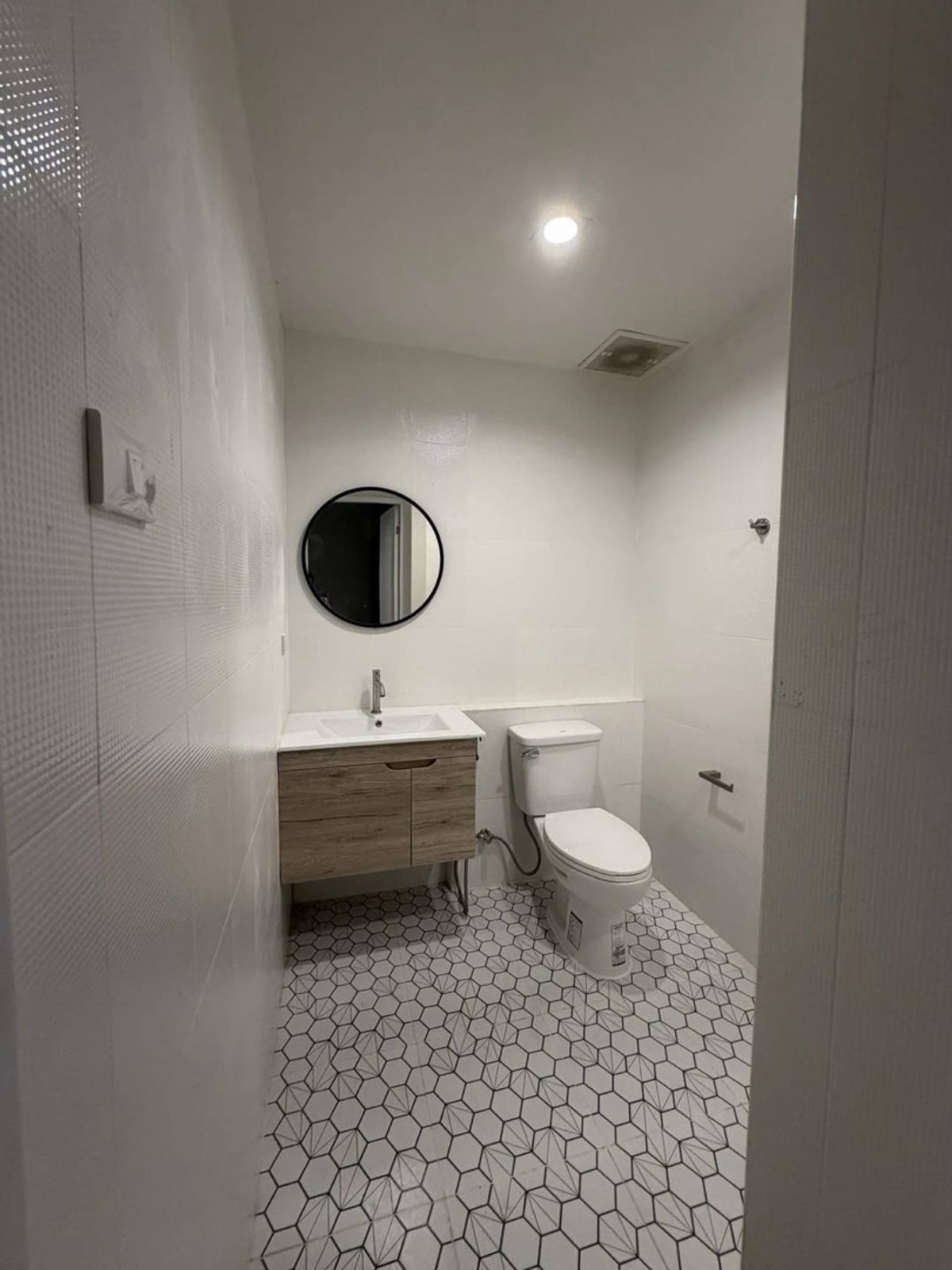 For RentHome OfficeOnnut, Udomsuk : Home office for rent, office 4.5 floors, 400 sq m, near BTS Phra Khanong 100 meters, parking 2+3 cars RARE ITEMS