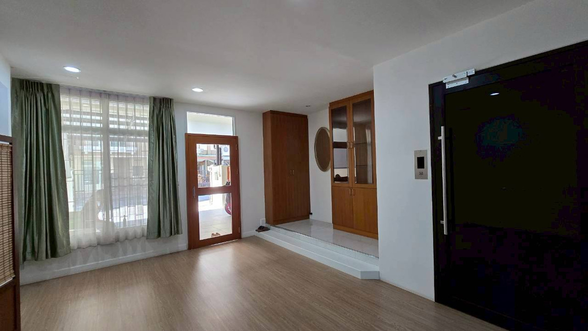 ขายทาวน์โฮมพระราม 3 สาธุประดิษฐ์ : ขายทาวน์โฮม 3 ชั้น หลังใหญ่ ทำเล ย่านพระรามสาม ยานนาวาตัดใหม่ ใกล้วงแหวนอุตสาหกรรม