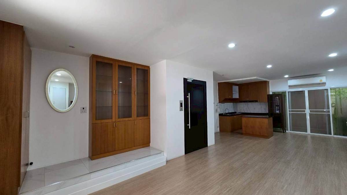 ขายทาวน์โฮมพระราม 3 สาธุประดิษฐ์ : ขายทาวน์โฮม 3 ชั้น หลังใหญ่ ทำเล ย่านพระรามสาม ยานนาวาตัดใหม่ ใกล้วงแหวนอุตสาหกรรม