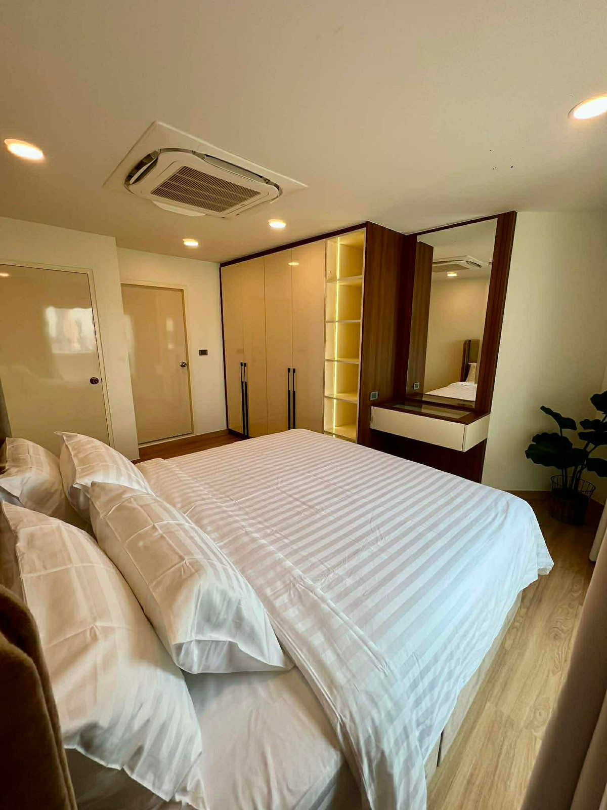 ให้เช่าคอนโดวิทยุ ชิดลม หลังสวน : ให้เช่า Witthayu Complex ราคา 75,000 บาท [NCr260153]