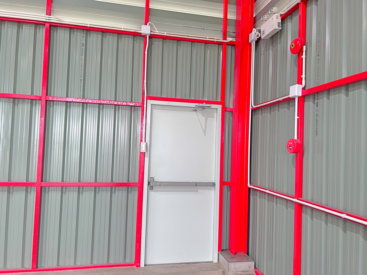 ให้เช่าโกดังปทุมธานี รังสิต ธรรมศาสตร์ : โกดังเดี่ยวสร้างใหม่ / แต่งหรูพร้อมแอร์ / 800 ตร.ม. / ปากซอยคือทางเข้าทางด่วน-ลำลูกกา