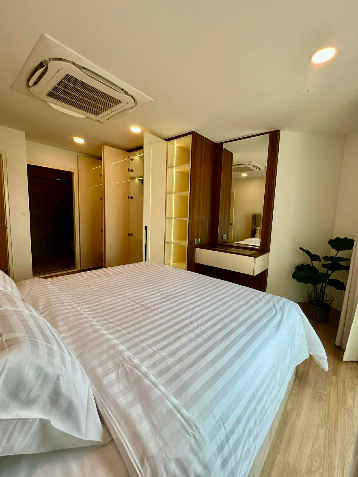 ให้เช่าคอนโดวิทยุ ชิดลม หลังสวน : ให้เช่า Witthayu Complex ราคา 75,000 บาท [NCr260153]